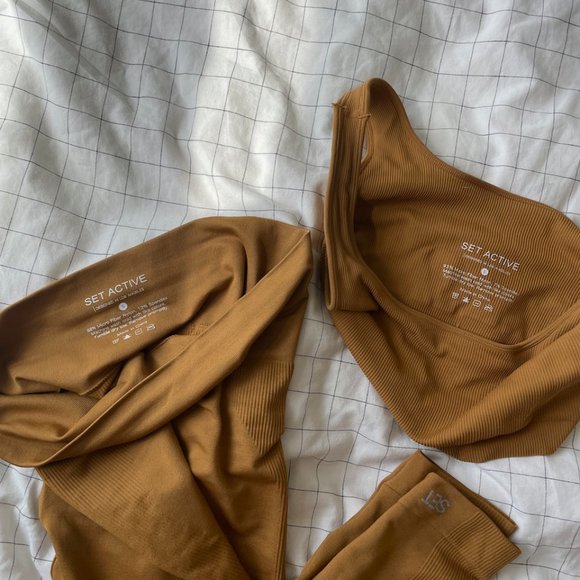 Set Active Box Cut Bra and Leggings in Glow, Size Small - Picture 6 of 6